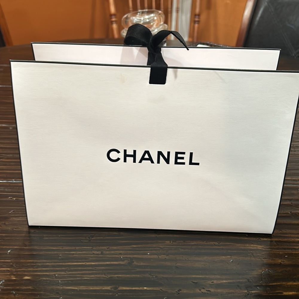 SOLD! CHANEL 2023 STUNNING SHADES. BEAUTIFUL!!!! Enjoyed maybe 3 times. - Picture 17 of 17